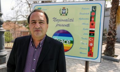 Migranti: perché è stato arrestato Mimmo, il sindaco di Riace