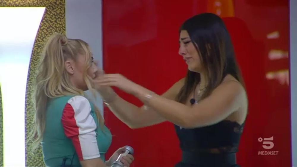 Grande Fratello Vip 3: Lory Del Santo in casa ed è polemica