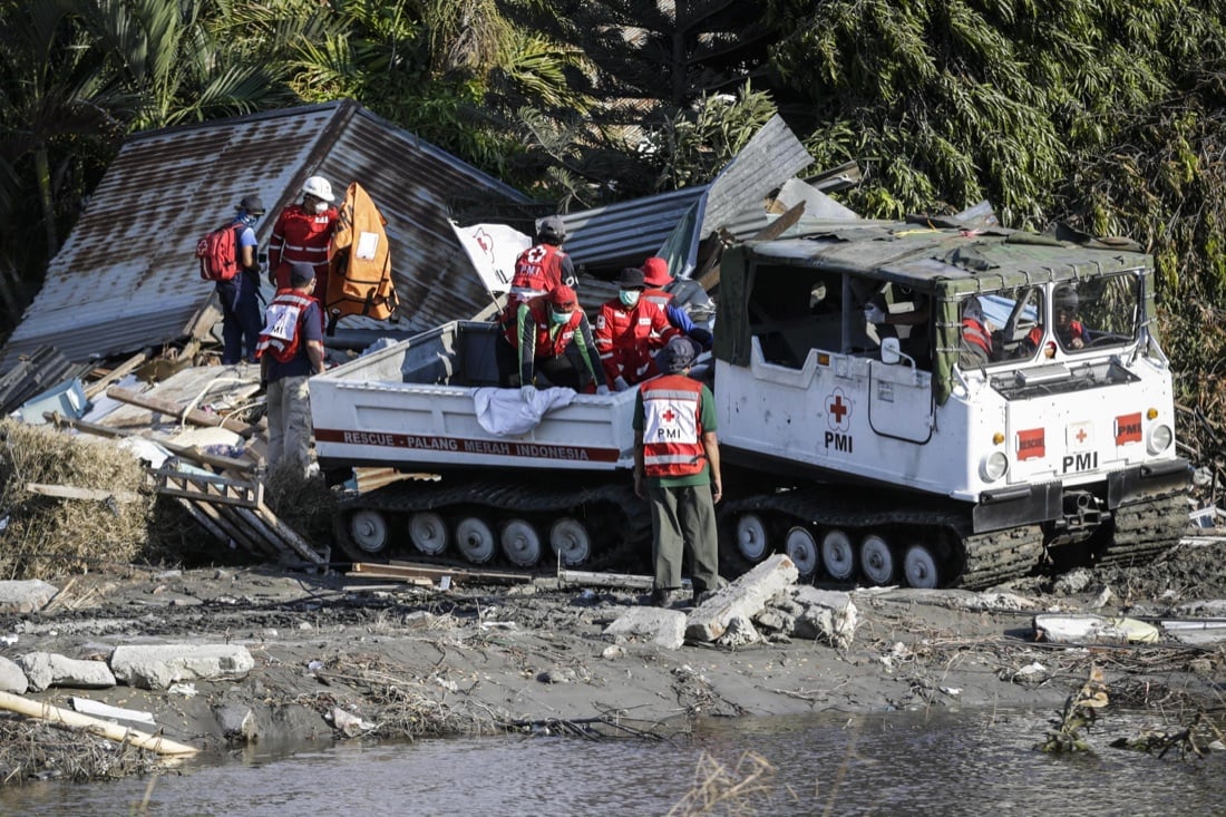 L’Indonesia devastata da terremoto e tsunami – FOTO