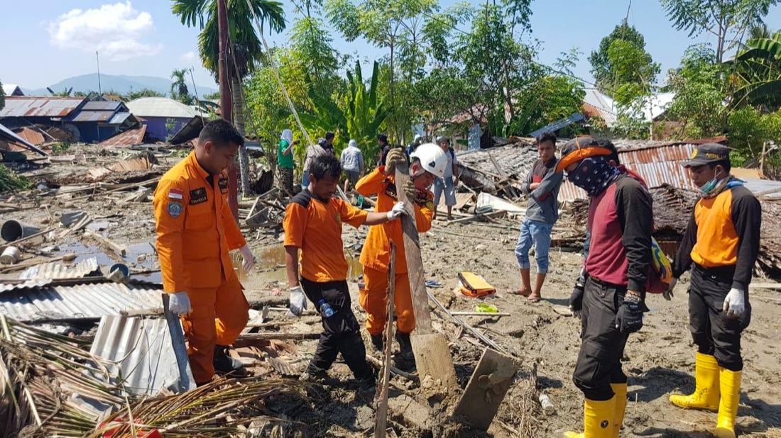 L’Indonesia devastata da terremoto e tsunami – FOTO