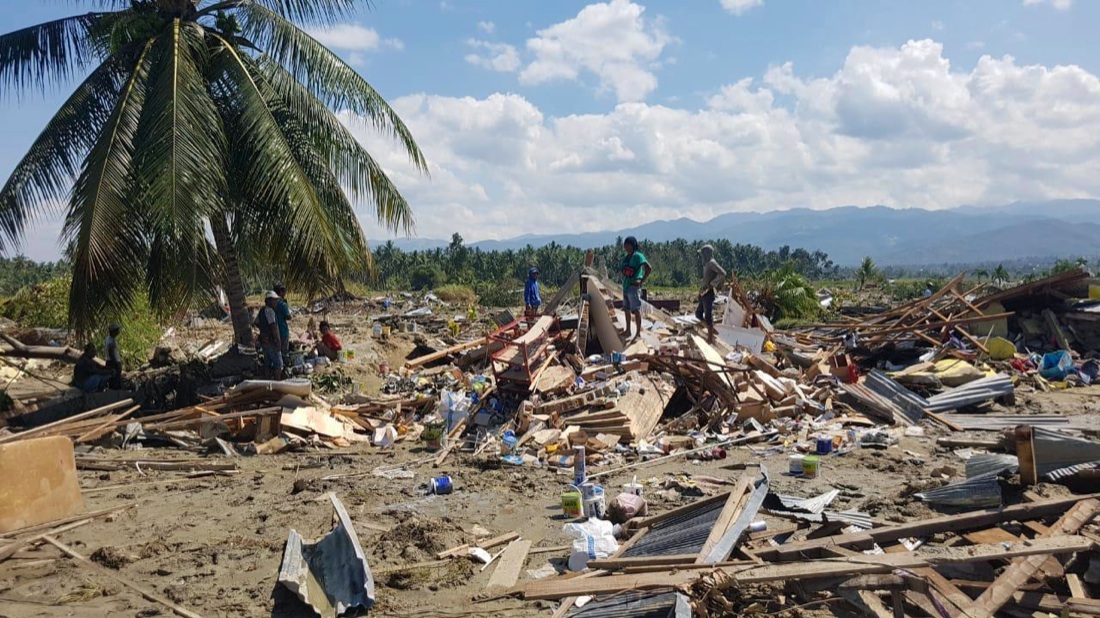 L’Indonesia devastata da terremoto e tsunami – FOTO