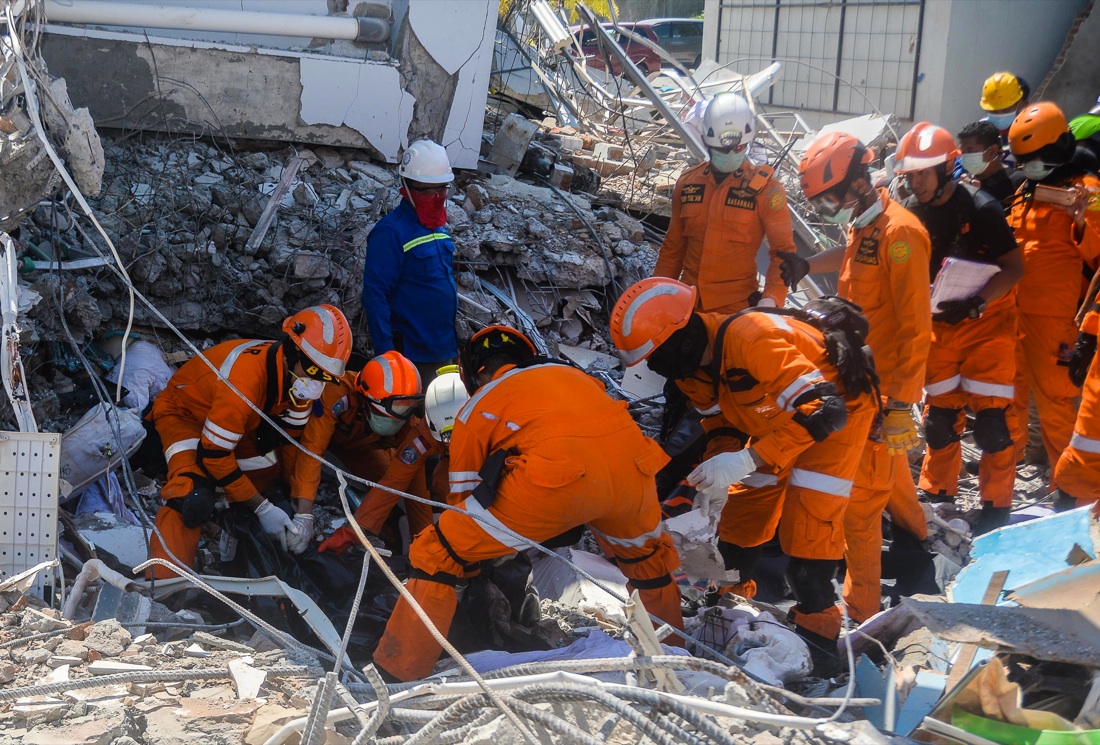 L’Indonesia devastata da terremoto e tsunami – FOTO