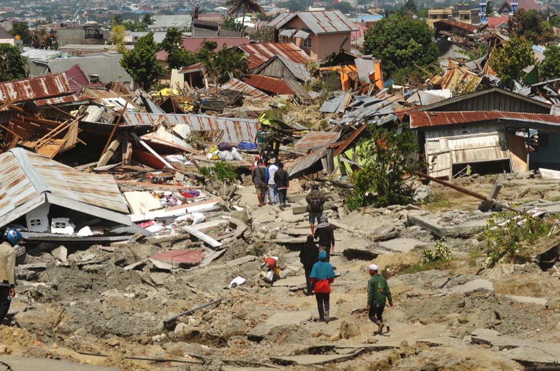 L’Indonesia devastata da terremoto e tsunami – FOTO