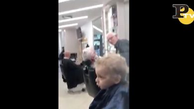 Parrucchieri cantano e il bambino smette di piangere | video