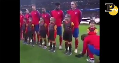 Champions, Griezmann allaccia le scarpe ad un bambino durante l’inno | video