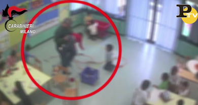 Milano, maestro d’asilo maltratta i bambini di 2 anni | video