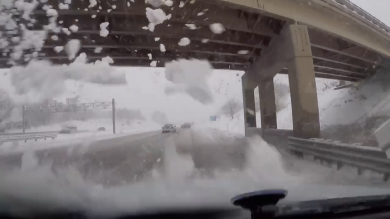 Parabrezza rotto per colpa dello spazzaneve sul cavalcavia | video