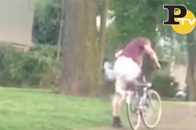 Personaggio sobrio tenta di salire sulla bicicletta | video