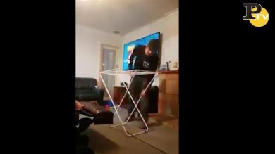 Uomo contro stendino: una lotta infinita | video