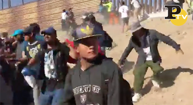 Migranti assaltano frontiera fra Messico e U.S.A | video