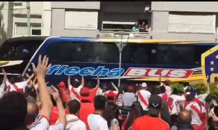 River Plate-Boca Juniors, la finale della vergogna. Incidenti, feriti e Libertadores rinviata River Plate-Boca Juniors, la finale della vergogna. Incidenti, feriti e Libertadores rinviata