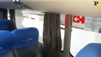Interno del pullman del Boca distrutti dai sassi | video