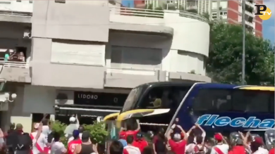 Sassi contro il pullman del Boca Juniors | video