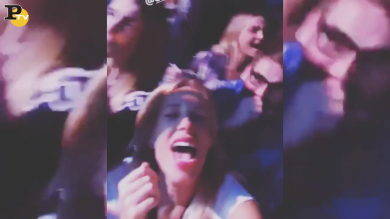 Alessia Marcuzzi canta al concerto dei “The Giornalisti” | video