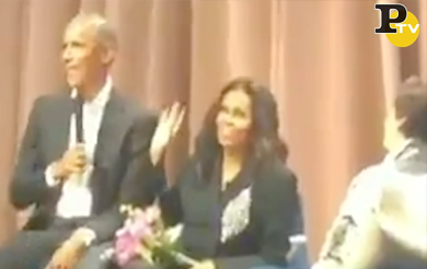 Michelle presenta il libro ‘Becoming’ e Barack Obama porta fiori a sorpresa  | video