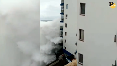 Tenerife, mareggiata sul palazzo | video