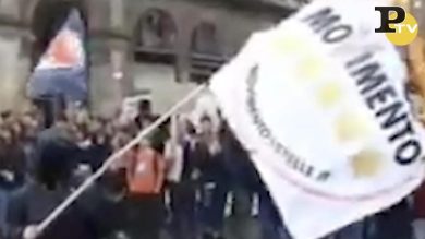Bruciate bandiere Lega e M5s nel corteo del ‘No Salvini Day’ | video