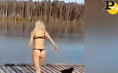 Ragazza con fondoschiena  perfetto si tuffa sul ghiaccio | video