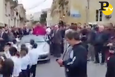 Arcivescovo si sposta con porsche trainata da 50 bambini | video