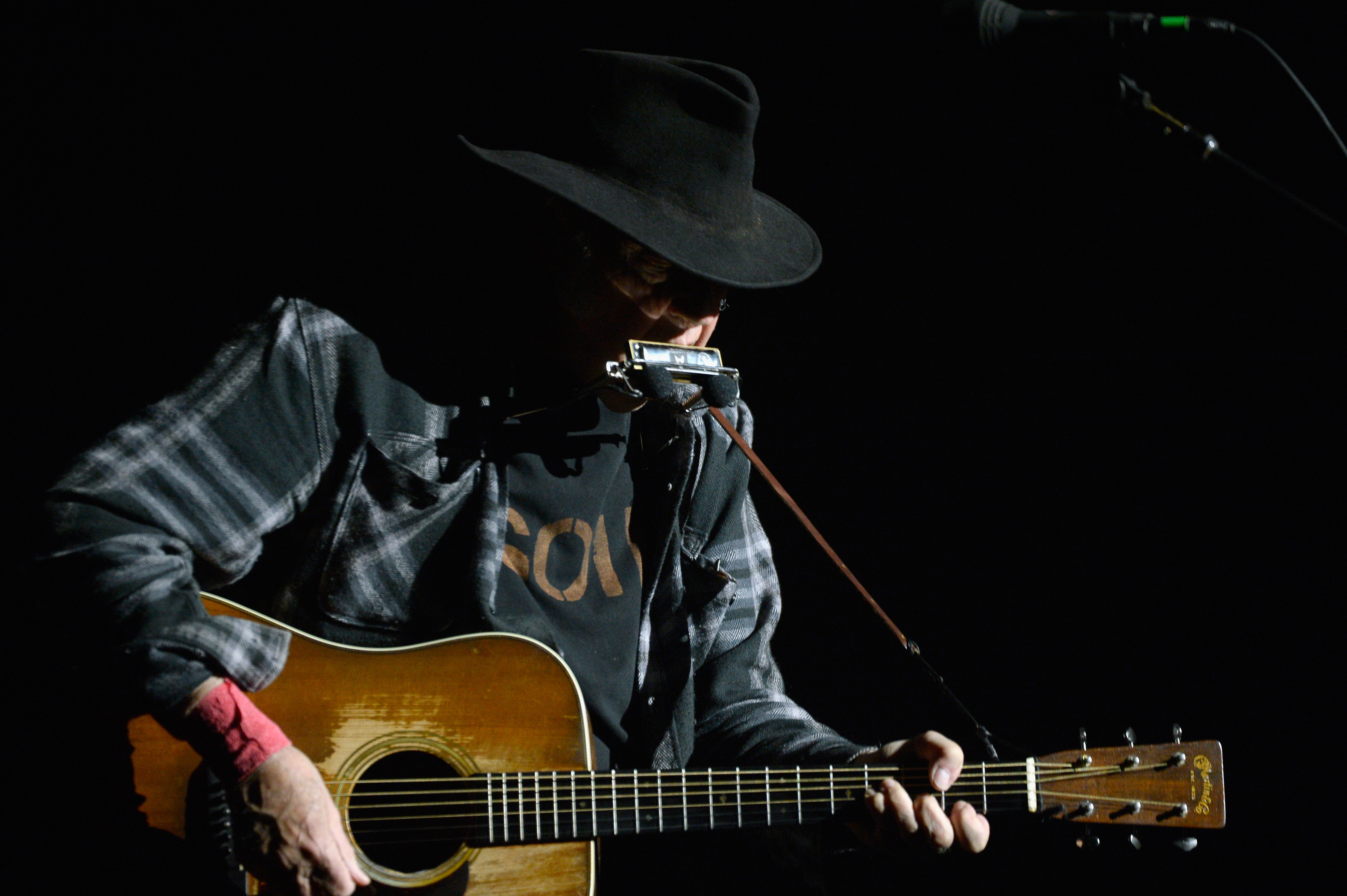 Neil Young: il “cavallo pazzo” del rock compie 74 anni