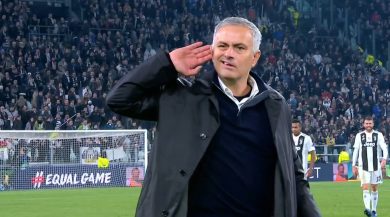 Mourinho ed il gesto ai tifosi dello Juventus Stadium | video