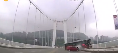 Cina: pullman cade da un ponte nel fiume; 13 morti | video