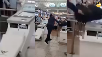 Uomo perde la testa in aeroporto | video