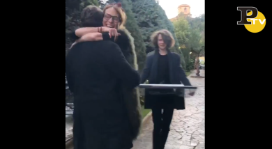 La sorpresa di Elia Fongaro a Jane Alexander per il suo compleanno | video