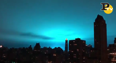 Alieni su New York? Esplosa centrale elettrica, nube azzurra nel cielo | video