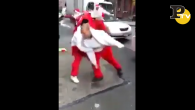 La maxi rissa fra Babbi Natale in strada | video