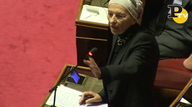 Emma Bonino si commuove in aula: ‘Non smetterò di difendere la democrazia’ | video