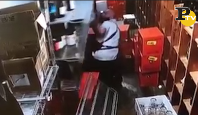 Ragazzo entra in magazzino di bottiglie e tutto gli crolla addosso | video