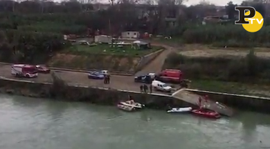 Donna trovata morta nel Tevere, aveva portato via le figlie di 6 mesi | video