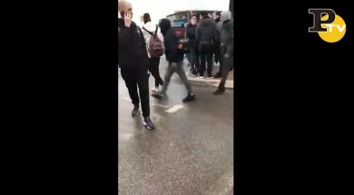 Aprilia, studente lancia 2 bombe molotov nella scuola | video