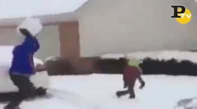 Padre lancia palla di neve al figlio e lo travolge | video