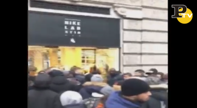 Milano: in coda tutta la notte per le sneaker Nike Off White | video