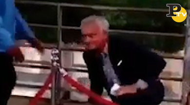 Mourinho ha preso male l’esonero: inciampa e cade rovinosamente a terra | video