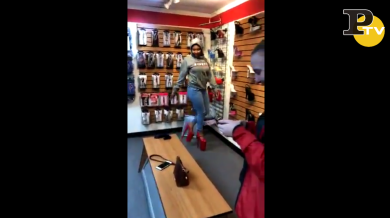 Fa la splendida su tacchi alti ma cade e rischia di rompersi una caviglia | video