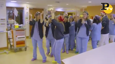 Firenze, il flash mob di medici e infermieri all’ospedale Meyer | video