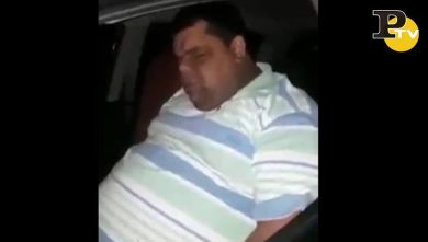 Quest’uomo russa in macchina e fa un casino da trattore  | video