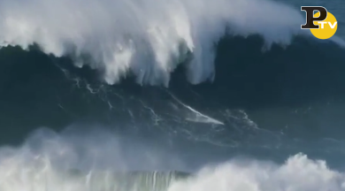 Record nel surf: Tom Butler cavalca onda di 30 metri in Portogallo | video