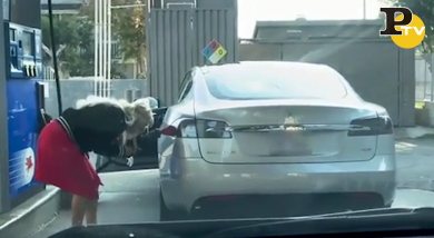 Donna cerca di fare benzina, ma ha una Tesla, un’auto elettrica | video