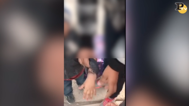 Bambini con il numero sulle braccia al confine Messico-Usa | video