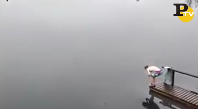 Ragazzo finge il tuffo nel lago ghiacciato, ma ci corre sopra | video