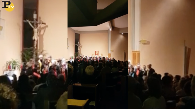 Cantano “Bella Ciao” durante la Messa in Chiesa. E’ polemica | video