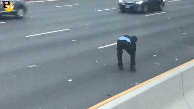 New York. Incidente a portavalori, la gente raccoglie i soldi in autostrada | video
