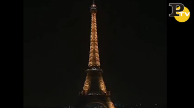 Parigi: la Torre Eiffel si spegne in onore delle vittime di Strasburgo | video