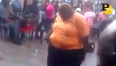 Anche se le dicono che non ha il fisico, lei se la balla | video