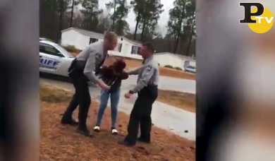 USA: poliziotto sbatte violentemente a terra 2 ragazzine di 14 e 17 anni | video