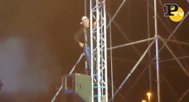 Albano Carrisi si arrampica sul palco durante il concerto a Rimini | video